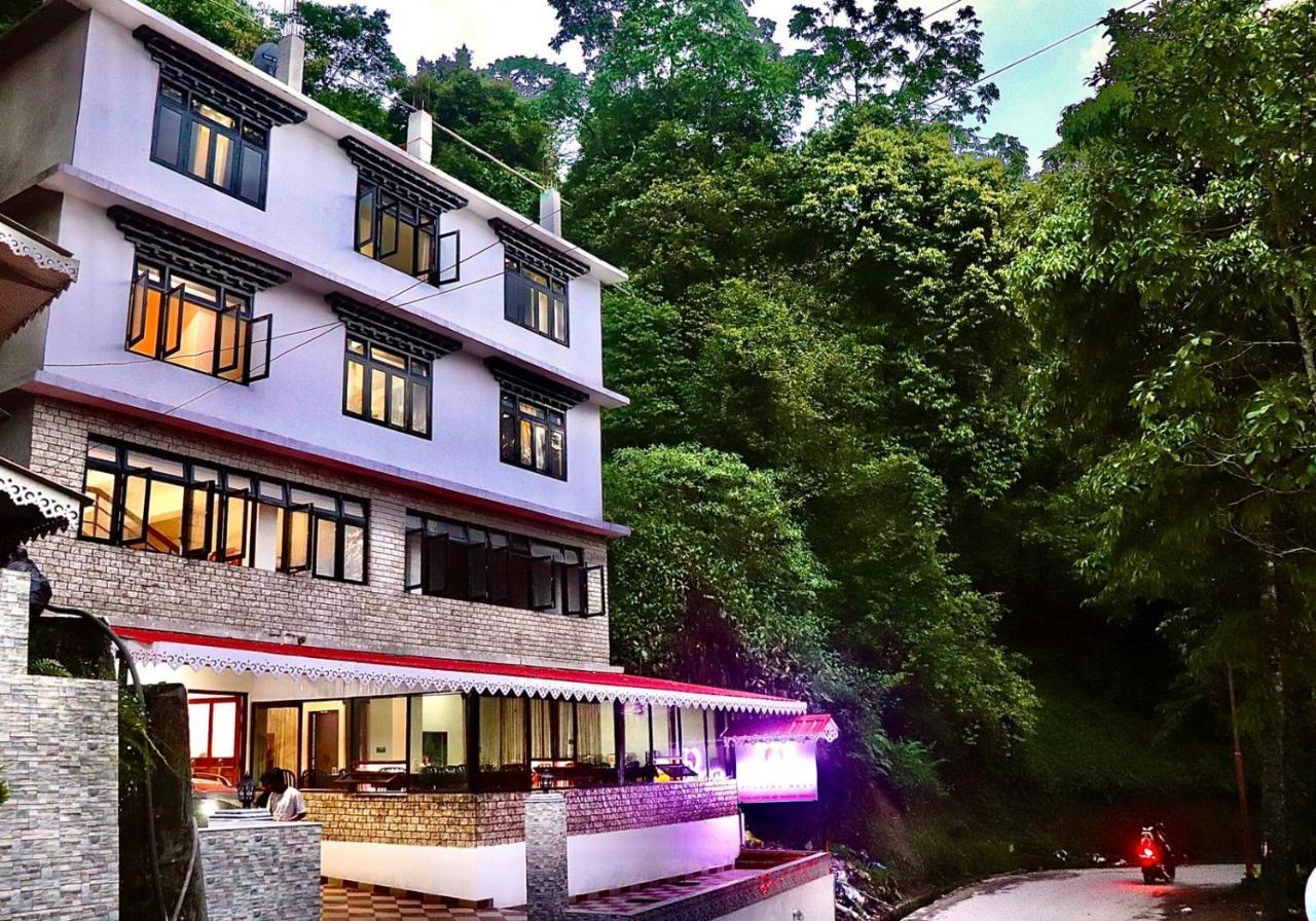 Daksha Pelling Nest Hotel Exterior photo